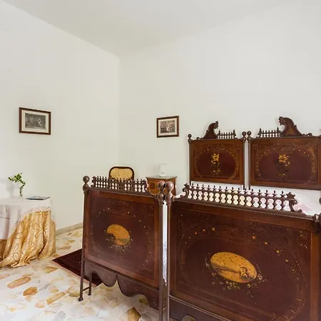 At Armando's אכסניה